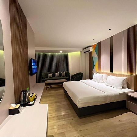 Alexander Hotel Tegal Екстериор снимка