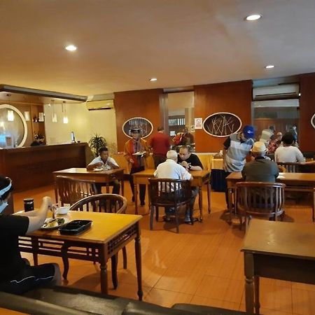 Alexander Hotel Tegal Екстериор снимка