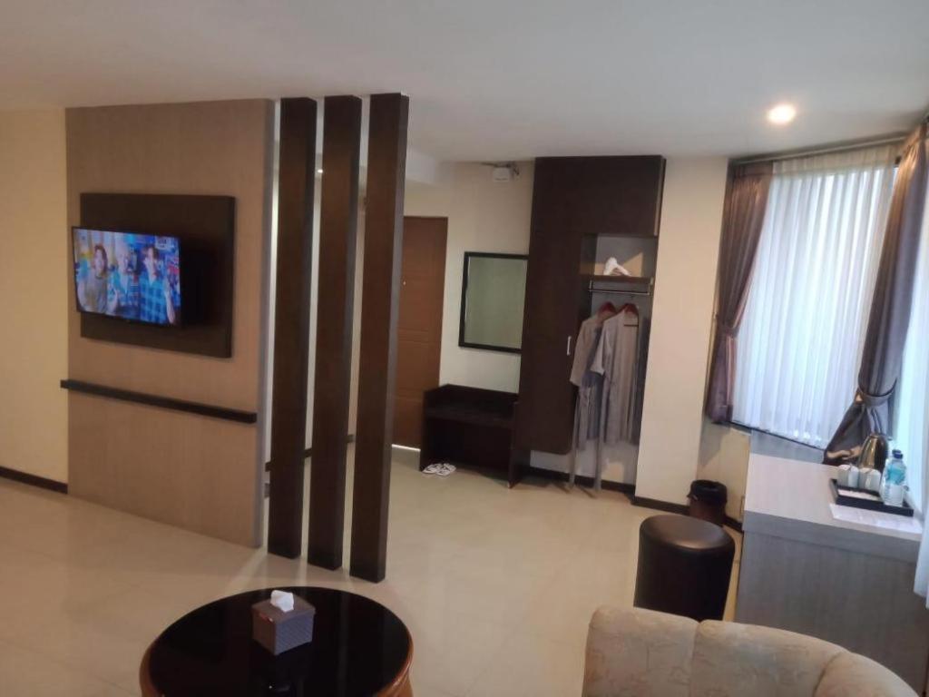 Alexander Hotel Tegal Екстериор снимка