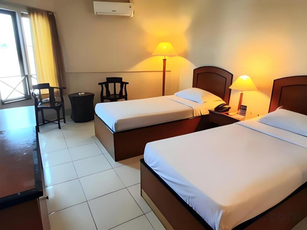 Alexander Hotel Tegal Екстериор снимка
