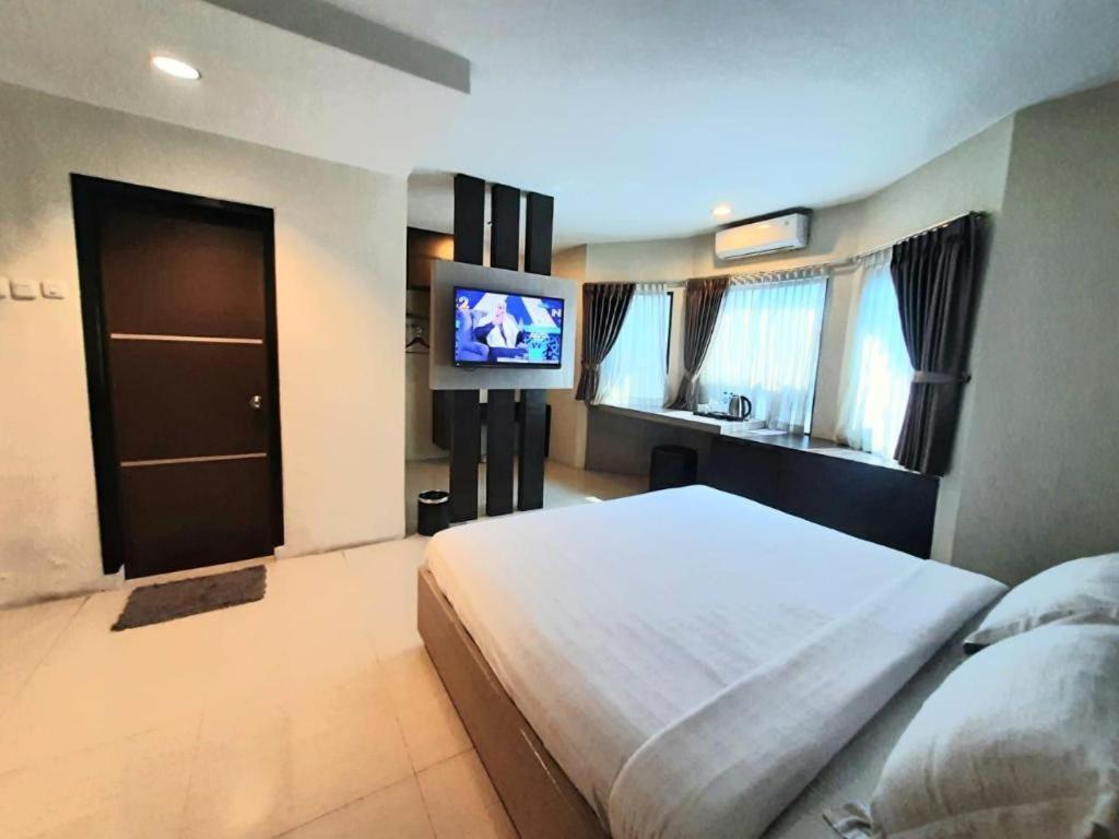 Alexander Hotel Tegal Екстериор снимка