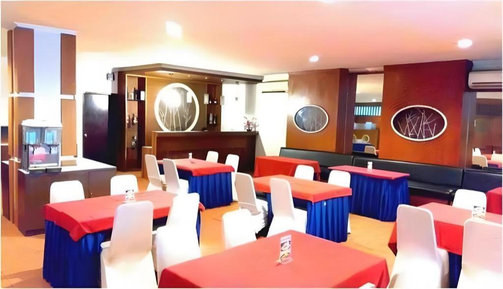 Alexander Hotel Tegal Екстериор снимка