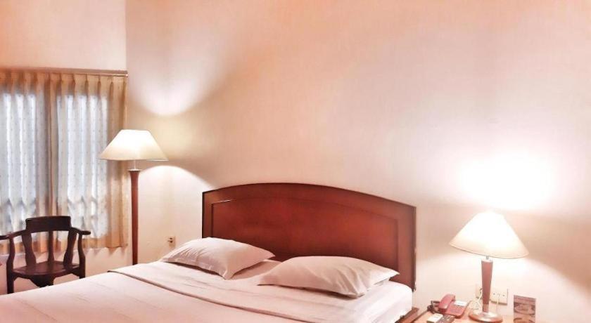 Alexander Hotel Tegal Екстериор снимка