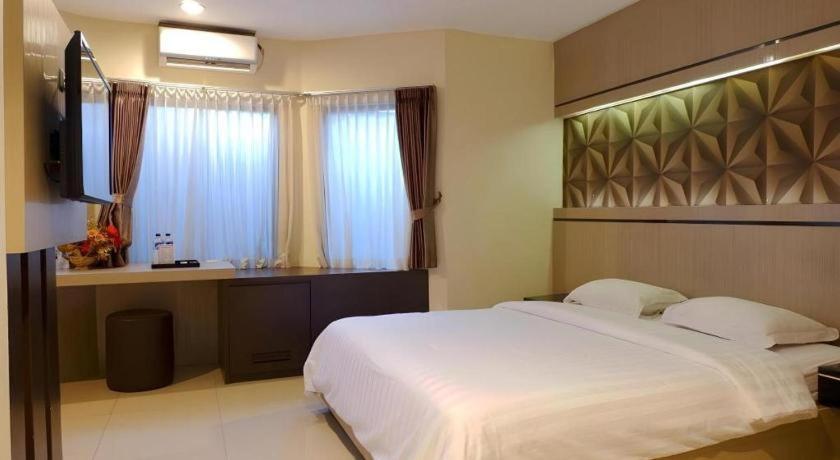 Alexander Hotel Tegal Екстериор снимка