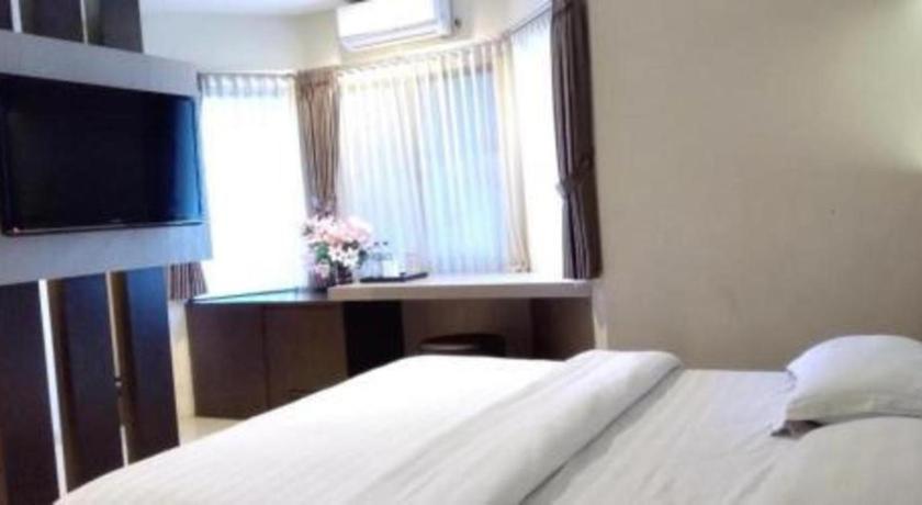 Alexander Hotel Tegal Екстериор снимка