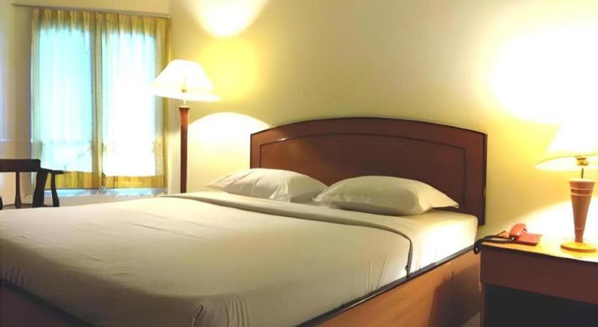 Alexander Hotel Tegal Екстериор снимка