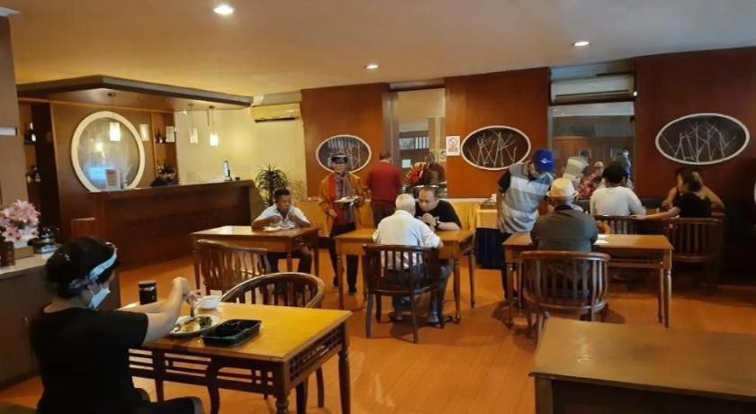 Alexander Hotel Tegal Екстериор снимка