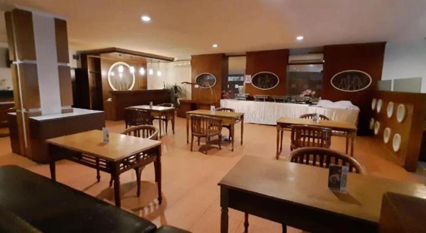 Alexander Hotel Tegal Екстериор снимка