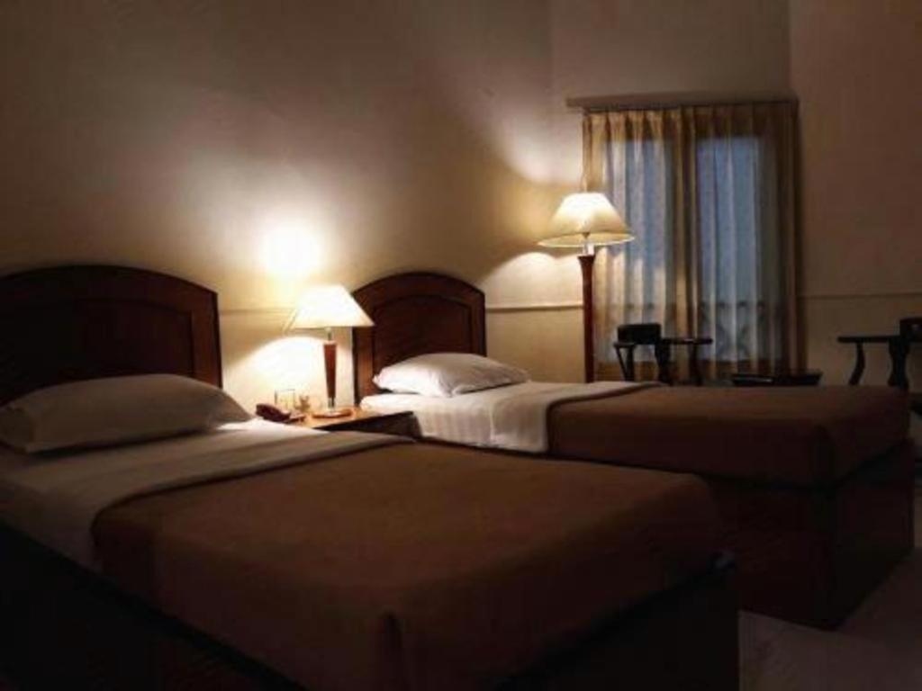 Alexander Hotel Tegal Екстериор снимка