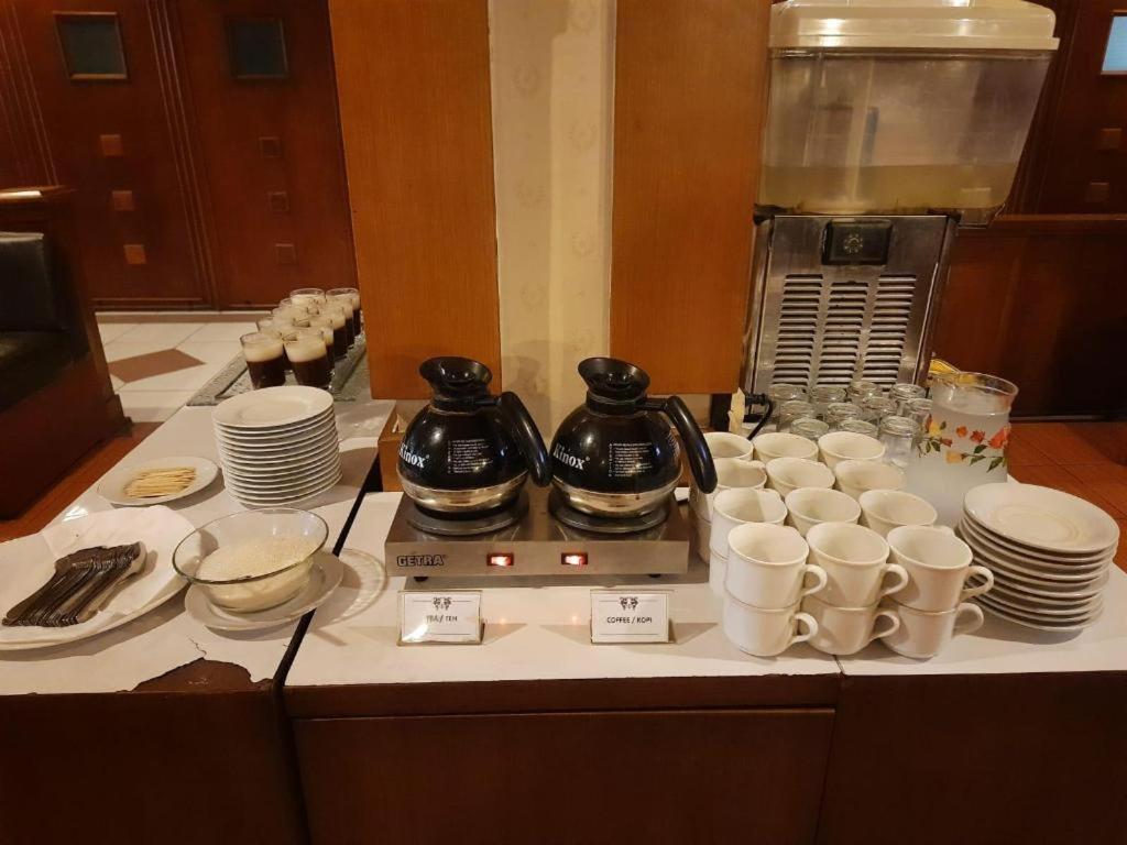 Alexander Hotel Tegal Екстериор снимка